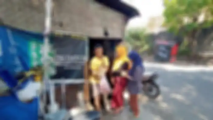 Warung Warsinem di depan Puskesmas Purwodiningratan, Kecamatan Jebres, Solo.