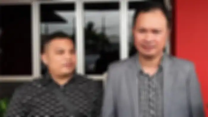 Kuasa hukum Ahmad Dhani, Ali Lubis (kiri) dan Hendarsam Marantoko (kanan).