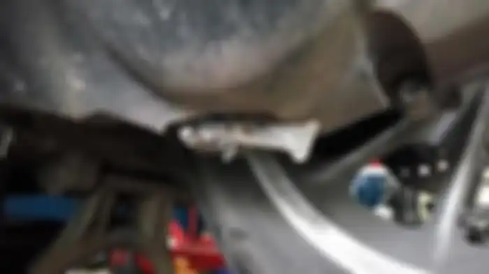 Cabut slang buntu di bawah CVT untuk membuang air yang masuk