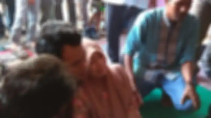 Dede Sumarni menangis melihat jenazah suami dan dua anaknya. 