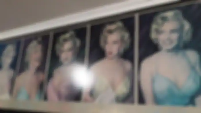 Pernak-pernik Marilyn Monroe koleksi Nike Ardilla.