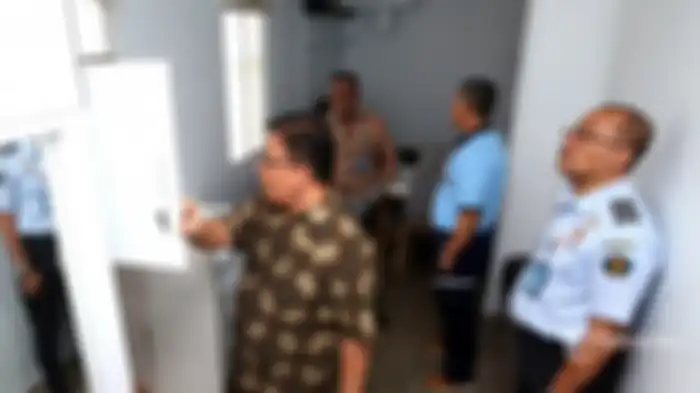 Anggota Ombudsman RI Adrianus Eliasta Meliala (kiri), bersama Kepala Kanwil Kemenkumham Jawa Barat Liberti Sitinjak (dua kiri), dan Kepala Lapas Sukamiskin, Abdul Karim (tiga kiri) meninjau kamar tahanan narapidana koruptor mantan Ketua DPR Setya Novanto di Lapas Kelas 1 Sukamiskin, Jalan AH Nasution, Kota Bandung, Jumat (20/12/2019).