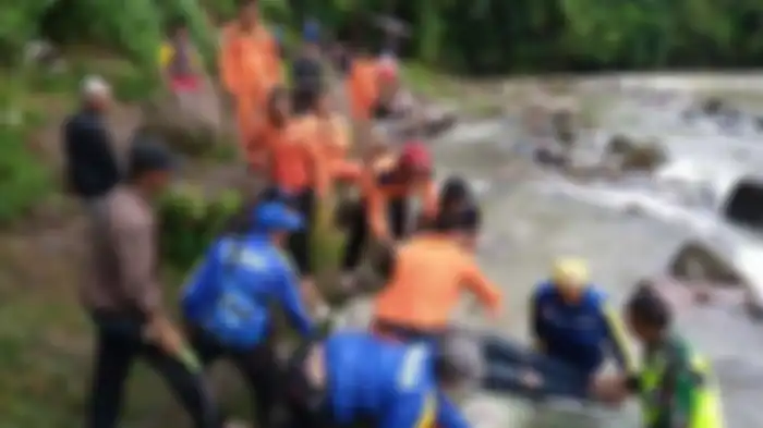 Proses evakuasi 37 penumpang bus Sriwijaya yang mengalami kecelakaan di Liku Lematang, Desa Prahu Dipo, Kecamatan Dempo Selatan, kota Pagaralam, Sumatera Selatan, Selasa (24/12/2019).Akibat kejadian tersebut 24 orang tewas.