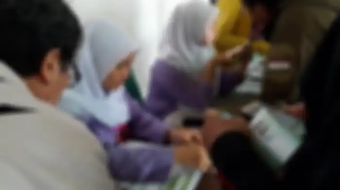 Petugas BPJS Kesehatan menerangkan syarat-syarat yang diperlukan bagi peserta yang ingin turun kelas di Kantor BPJS Kesehatan, Pancoran Mas, Depok, Jumat (27/12/2019)