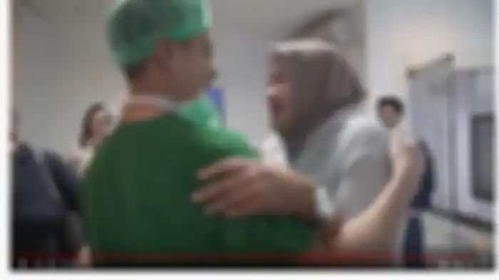 Mertua Baim Wong menangis melihat cucunya lahir.