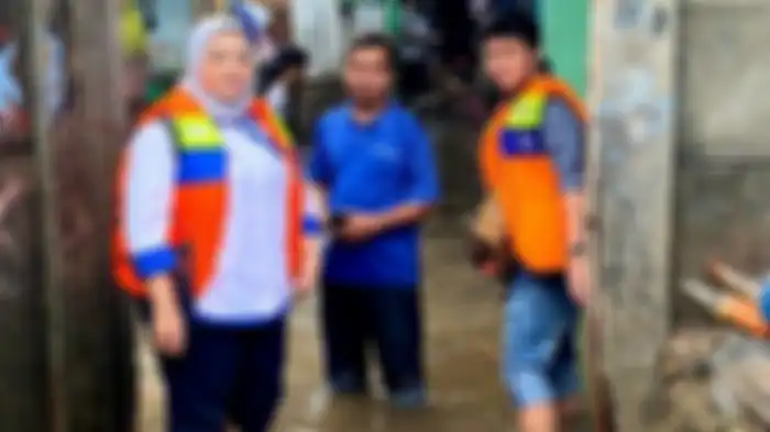 Ruben Onsu dan Jordi Onsu mengirimkan bantuan makanan Geprek Bensu di dua titik pengungsian, Kamis (2/1/2020). Titik pertama yang diberi bantuan adalah Posko KRC, Balai Besar Wilayah Sungai Ciliwung, Jakarta Timur. Bantuan paket Geprek Bensu lainnya juga dikirimkan ke posko di Jalan Dewi Sartika, Margahayu, Bekasi Timur, Kota Belasi, Jawa Barat. Bantuan akan terus mereka lakukan hingga Minggu (4/1/2020).