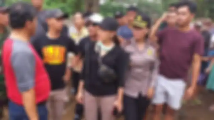 Ayu Ting Ting berkunjung ke warga korban banjir di Depok