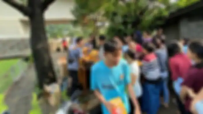 Ruben Onsu dan Jordi Onsu mengirimkan bantuan makanan Geprek Bensu di dua titik pengungsian, Kamis (2/1/2020). Titik pertama yang diberi bantuan adalah Posko KRC, Balai Besar Wilayah Sungai Ciliwung, Jakarta Timur. Bantuan paket Geprek Bensu lainnya juga dikirimkan ke posko di Jalan Dewi Sartika, Margahayu, Bekasi Timur, Kota Belasi, Jawa Barat. Bantuan akan terus mereka lakukan hingga Minggu (4/1/2020).