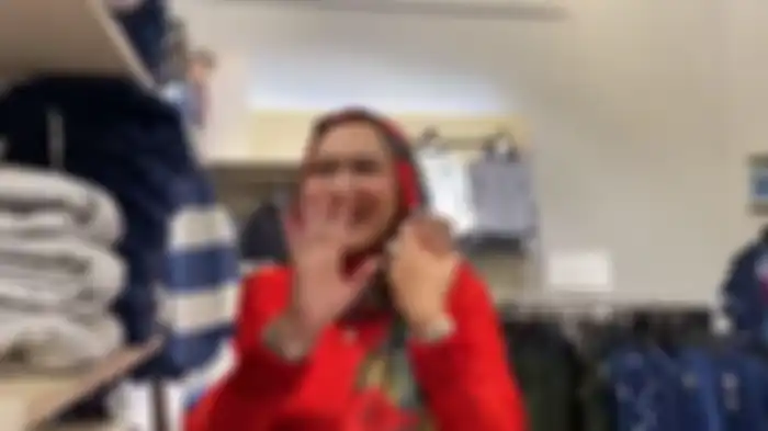 Lina saat carikan baju untuk anak bungsunya