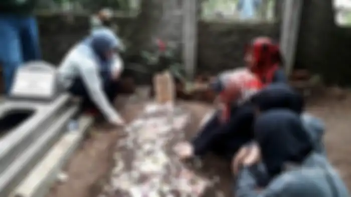 Keluarga menghadiri acara pemakaman mantan istri komedian Sule, Lina Zubaedah, di Bandung, Sabtu (4/1/2020). Lina dinyatakan meninggal dunia saat berada di RS Al Islam, Bandung, setelah menderita sakit lambung dan darah tinggi. TRIBUN JABAR/FASKO DEHOTMAN 