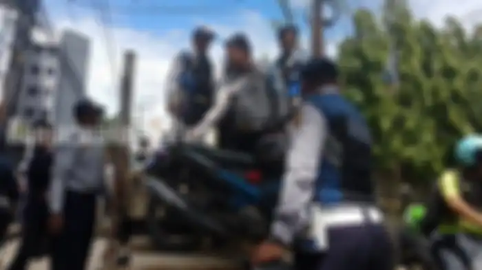 Petugas Dishub Kota Banjarmasin gotong motor parkir sembarangan.