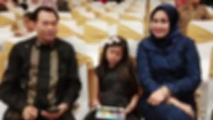 Zuraida Hanum saat mendampingi suaminya, Hakim Jamaluddin saat masih hidup 