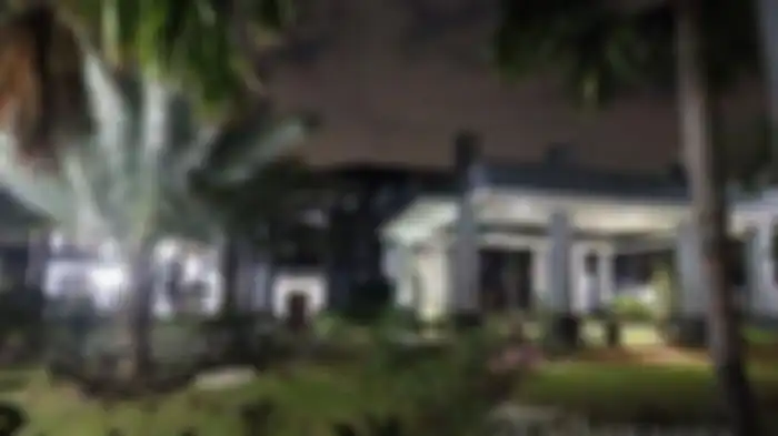 Suasana malam hari Gedung Graha Ronatama milik keluarga Reynhard Sinaga di kawasan Pancoran Mas, Depok, Jawa Barat, Selasa (7/1/2019).