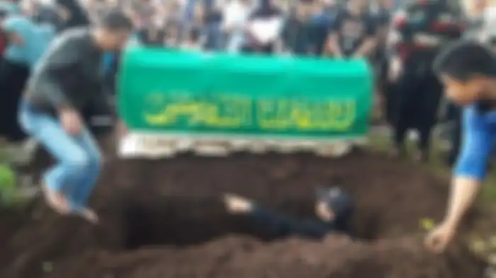 Pemakaman ulang mendiang Lina Jubaedah, mantan istri Sule, di TPU Nagrog, Ujungberung, Kota Bandung, Kamis (9/1/2020). 