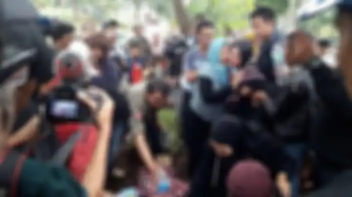 Adik mendiang Lina, Yani, nyaris pingsan di TPU Nagrog, Ujungberung, Kota Bandung, Kamis (9/1/2020). 