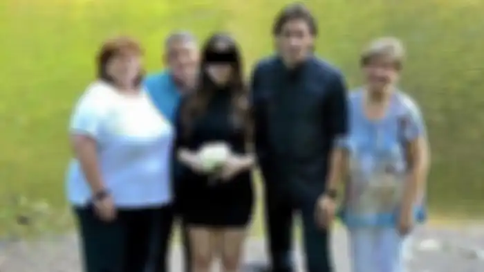 Seorang Ayah, Steven menikahi anaknya sendiri, Denise (Katie) setelah menceraikan istrinya, Alyssa