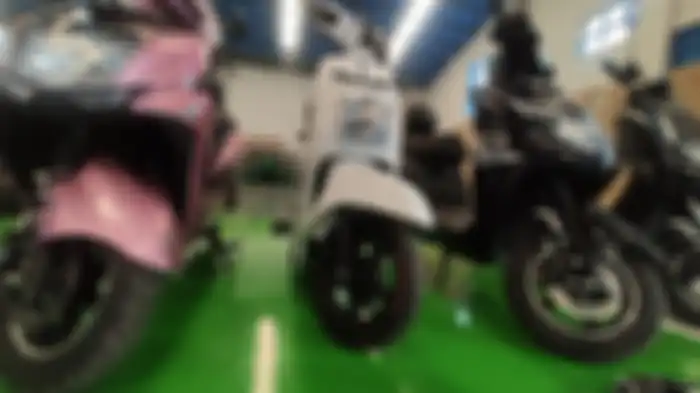 Beberapa model motor listrik baru Elvindo, yaitu Bisma (kiri dan kanan), paling murah dibanderol Rp 5 jutaan