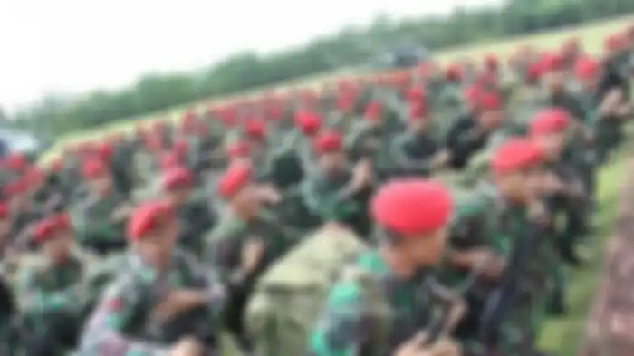 Para prajurit Kopassus tengah meneriakkan yel-yel.