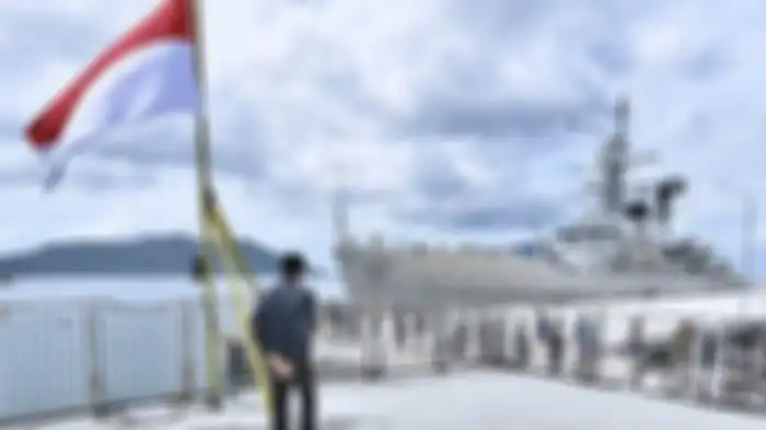 Presiden Joko Widodo meninjau kesiapan kapal perang KRI Usman Harun di Puslabuh TNI AL di Selat Lampa, Natuna, Rabu (8/1/2020). Selain itu Jokowi juga mengadakan silaturahmi dengan para nelayan di Sentra Kelautan Perikanan Terpadu (SKPT) Selat Lampa Natuna. 