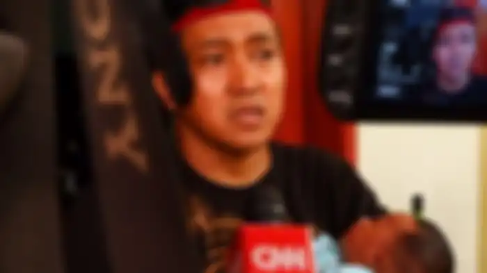 Teddy suami dan anaknya dari almarhum Lina Jubaedah.