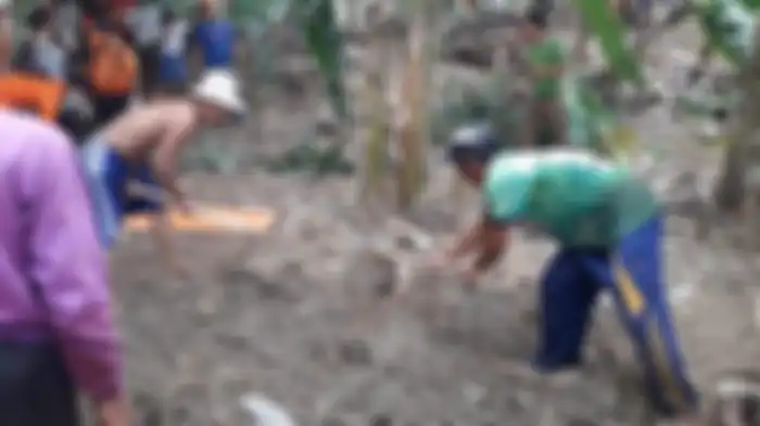 Warga menggali mayat yang ditemukan dekat pohon pisang 