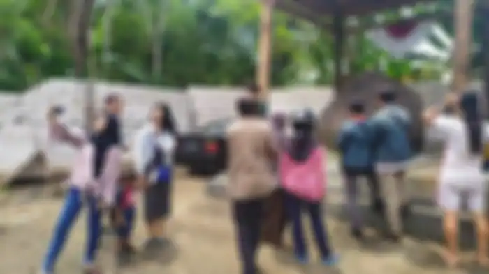 Batu prasasti dijadikan sebagai objek selfie dan keramaian pengunjung di Kerajaan Keraton Agung Sejagat (KAS) Purworejo, Jawa Tengah, pada Selasa (14/1/2020).