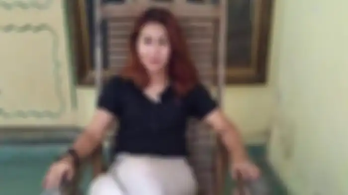 Fanny Aminadia alias Dyah Gitarja Ratu Keraton Agung Sejagat mengenakan pakaian kasual