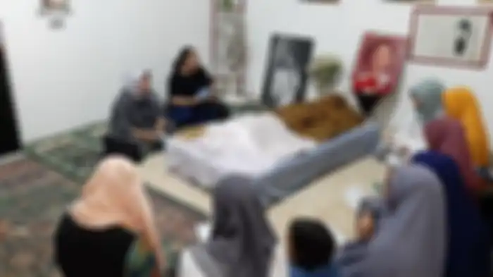 Dewi Irawan yang mengenakan baju hitam tampak begitu tenang ketika menemani jenazah Ade Irawan di rumah duka, Lebak Lestari Indah Residence, Jalan Anggrek Lestari Indah Blok N No 11, Lebak Bulus, Jakarta Selatan, Jumat (17/1/2020) sore. Aktris Ade Irawan meninggal di RS Fatmawati, Jakarta Selatan, Jumat pukul 14.22 WIB.
