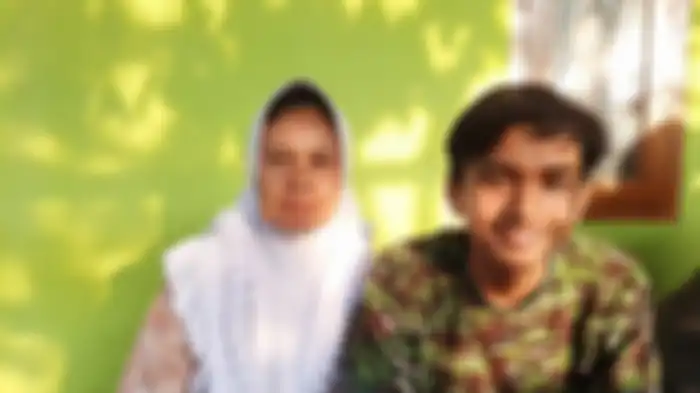 Nani selaku istri Sapri (kiri) bersama anak bungsunya, Sidik (kanan) saat ditemui di Bekasi, Sabtu (18/1/2020).