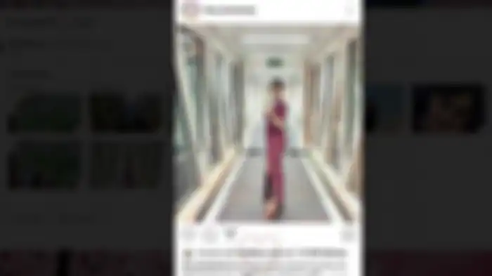Fany Kurniawaty memakai seragam pramugari