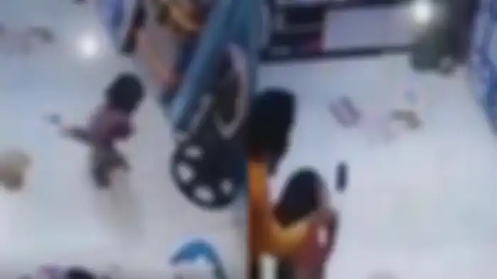 Ular didalam celana seorang anak keluar dan kabur bersembunyi