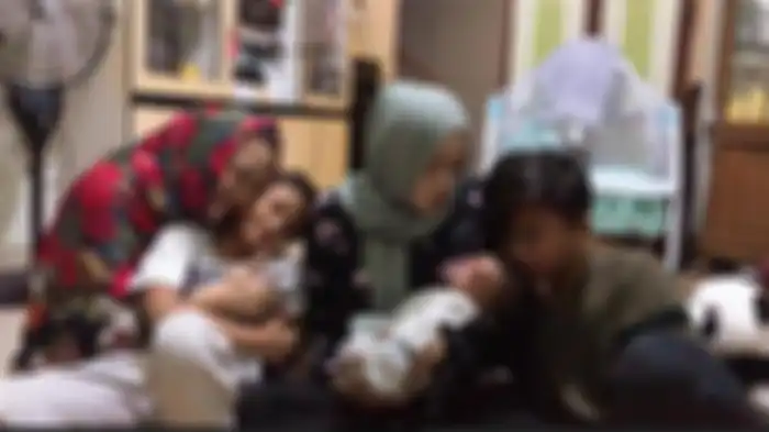 Putri Delina saat menggendong adik perempuannya ditemani almarhumam Lina Juabedah.
