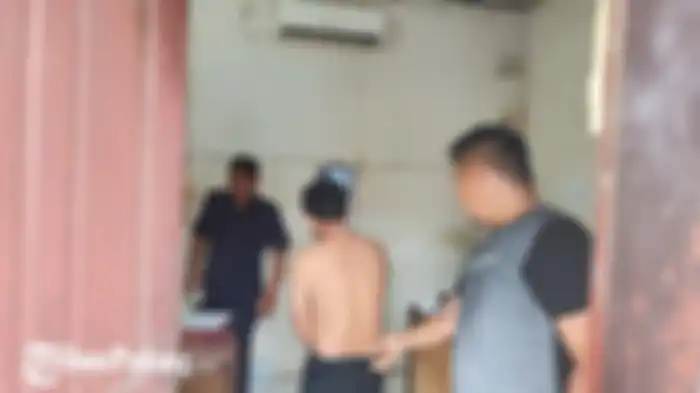 Pelaku AS saat diamankan di Mapolsek Lubuk Begalung, Padang, Selasa (21/1/2020). 