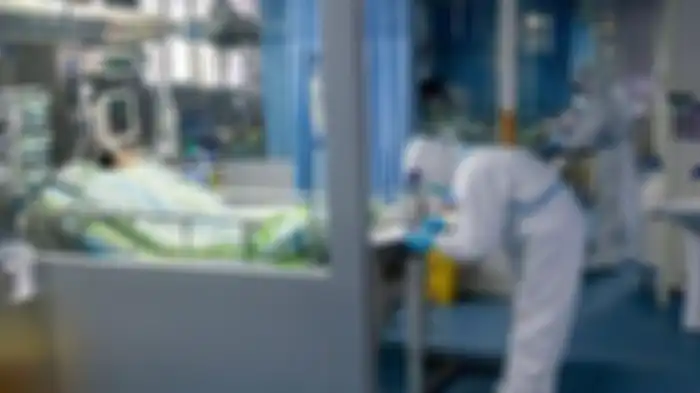 Pekerja medis sedang merawat pasien terjangkit virus corona