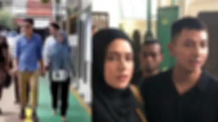Perbedaan penampilan Fairuz - Sony dan Pablo - Rey Utami