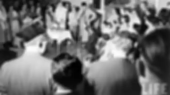 Presiden Soekarno dalam sebuah acara. Ia pernah mengundang raja dan ratu yang ternyata fiktif ke istana 