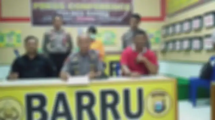 Wakapolres Barru, Kompol Eddy Sumantri saat konferensi pers terkait kasus tindak pidana pornografi di Markas Polres Barru, Selasa (28/1/2020)