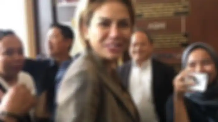 Nikita Mirzani sembari melangkahkan kaki masuk ke dalam ruangan Seksi Tindak Pidana Umum Kejaksaan Negeri Jakarta Selatan, Senin (3/2/2020)