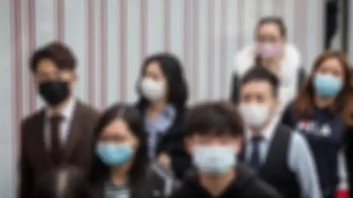 Para warga ramai menggunakan masker agar terhindar dari virus corona.