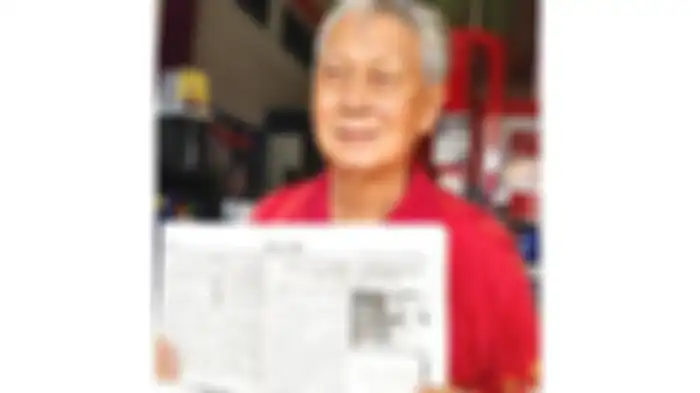 Iwan Natawidjaja menunjukkan artikel yang memuat profil Prof Huang Xiqiu, arsitek yang mendesain pembangunan RS khusus pasien virus corona di Wuhan, Tiongkok