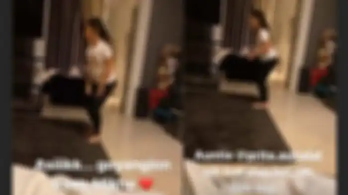 Mikhayla asyik berjoget ala Tik Tok