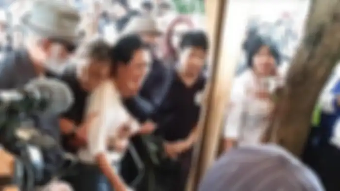 Karen Pooroe menangis histeris didepan makam anaknya