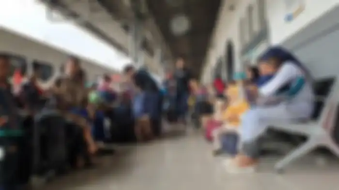 Pemudik Masih Padati Stasiun Senen 