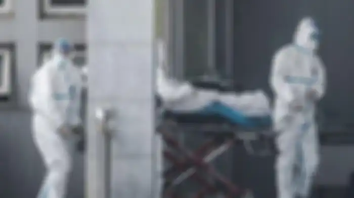  Petugas medis membawa seorang pasien yang diduga terinfeksi virus misterius mirip SARS, ke rumah sakit Jinyintan, di Kota Wuhan, China, Sabtu (18/1/2020).