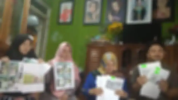 Gelar Jagatraya bersama keluarga memperlihatkan bukti penipuan wedding organizer. 