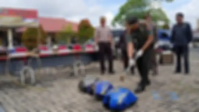 Tangki BBM milik pengetap dipukul pakai palu, serta selangnya digergaji, Senin (17/2/2020).