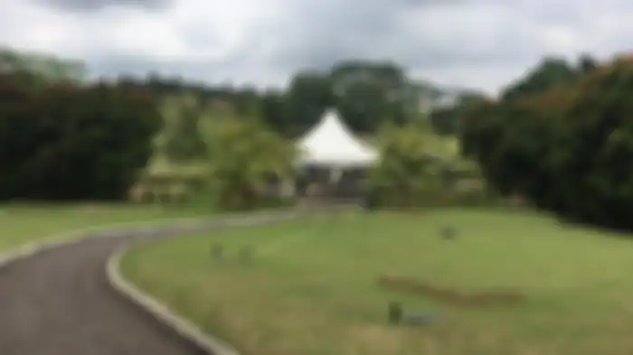 Tenda untuk pemakaman jenazah Ashraf Sinclair dilihat dari kejauhan 