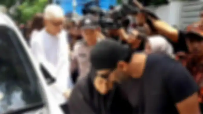 Orangtua aktor Ashraf Sinclair (40), Mohammed Sinclair dan istrinya, Khadijah Abdul Rahman tiba di rumah duka di Jalan Pejaten Barat IV, Pasar Minggu, Jakarta Selatan, Selasa (18/2/2020). 
