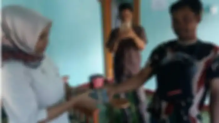 Keluarga N memberikan uang kepada pihak penyalur tenaga kerja untuk bisa memulangkan N