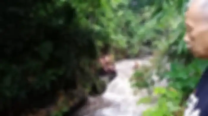 Evakuasi siswa SMP Negeri di Turi Sleman yang hanyut terbawa arus Sungai Sempor, Dukuh Donokerto Turi, Jumat (21/2/2020)